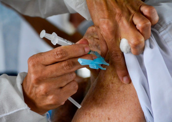 Idosos com 85 anos são vacinados neste domingo (28)